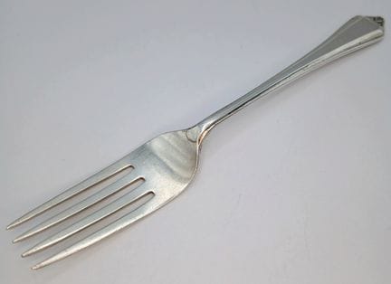 Un tenedor antiguo de plata de ley. Punzones compl