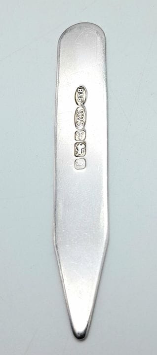 Un refuerzo de cuello con sello de plata de Birmin