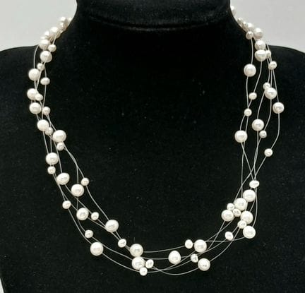 Un impresionante collar de perlas blancas de agua 