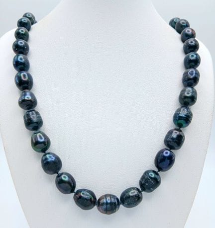 Un precioso collar de perlas negras de agua dulce 