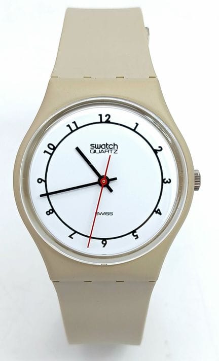 一款斯沃琪（SWATCH）复古腕表，1984年产，米色阿拉伯数字表盘，橡胶表带。型号GT102。品相