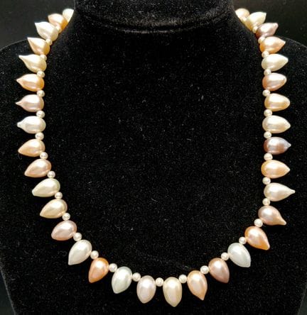 Un bonito collar de perlas de agua dulce multicolo