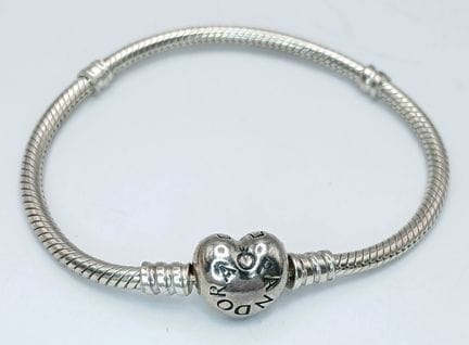 Una bonita pulsera Pandora con charms y cadena tip