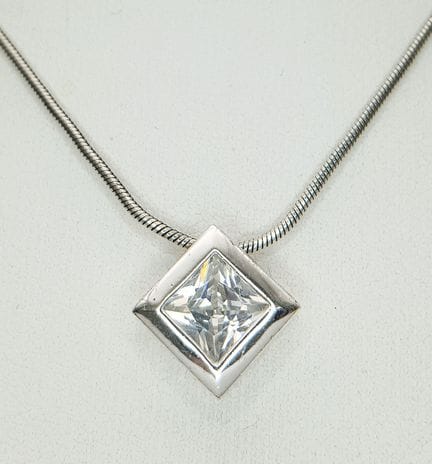 Un impresionante collar con colgante cuadrado de p
