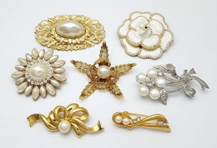Una impresionante colección de seis broches de est