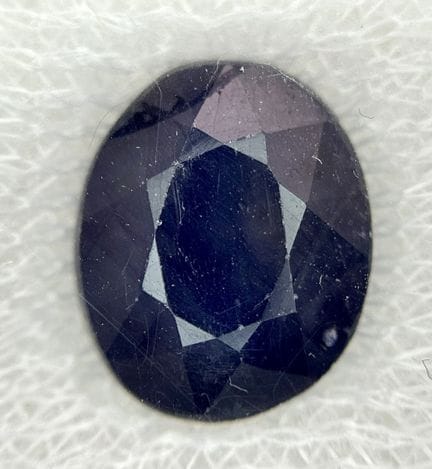 Un saphir bleu d'origine africaine de 6,03 carats.
