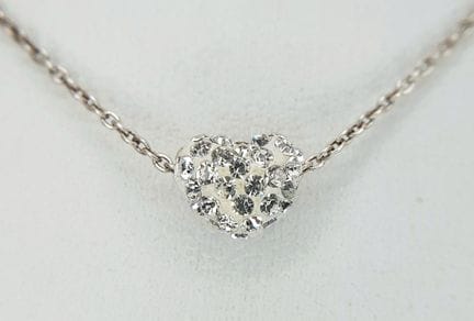 Un bonito collar con colgante en forma de corazón 