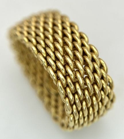 Un anillo de TIFFANY AND CO, SOMERSET, de oro amar
