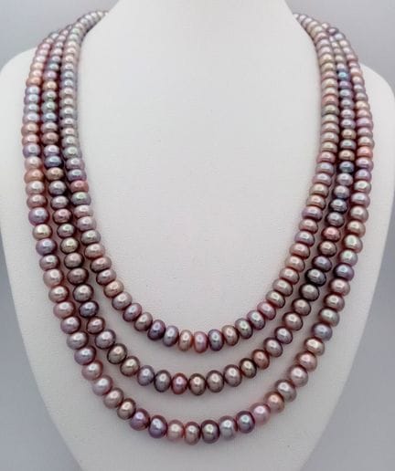 Un magnífico collar de tres hileras de perlas de a