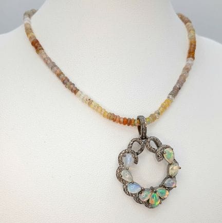 Un colgante de ópalo y diamantes con forma de coro