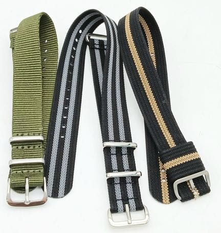 Trois bracelets de montre en tissu de style milita
