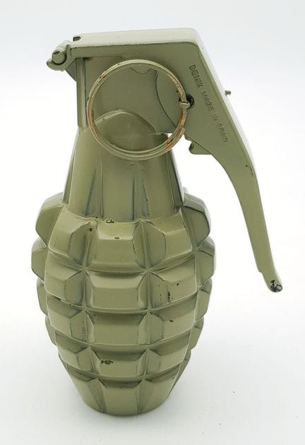 Una réplica de la granada «Pineapple» de Denix. Co