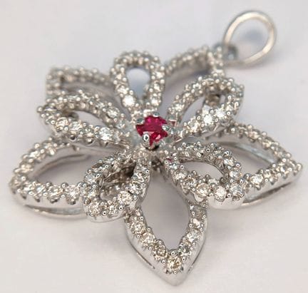 Colgante de oro blanco de 18 quilates con diamante