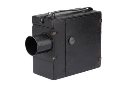 Eine unbeschriftete 35-mm-Filmkamera mit Handkurbe