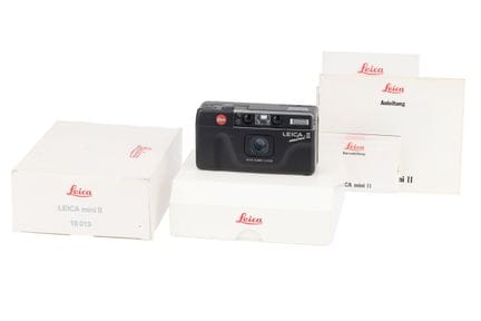 Eine Leica Mini II 35-mm-Kompaktkamera, schwarz, S