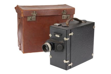 Eine Campro 35-mm-Handkurbel-Filmkamera / Projekto