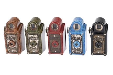 Ein Set aus fünf „Coronet Midget“-Kameras, darunte