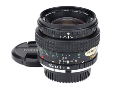 Ein Minolta MC VFC Rokkor 24 mm f/2,8 Kameraobjekt