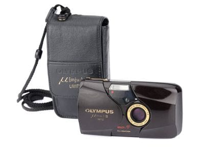 Eine Olympus MJU II Limited 35-mm-Kompaktkamera, i