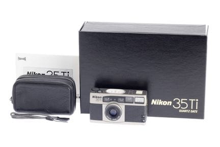 Eine Nikon 35Ti Kompaktkamera, 1993, Titan, Serien