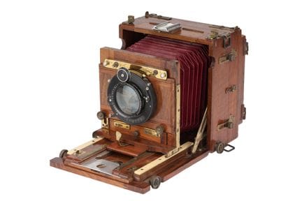Eine unmarkierte 4x5-Hand- und Stativkamera aus Ma