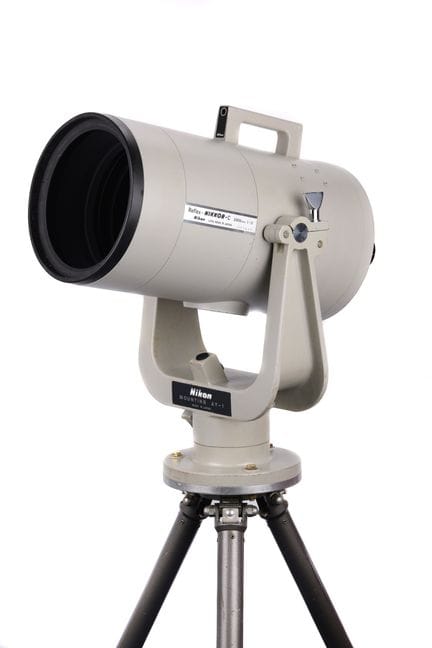 Ein Nikon Reflex-Nikkor f/11 2000 mm-Objektiv, wei