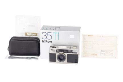 Eine Nikon 35Ti-Kompaktkamera, 1993, Titan, Serien