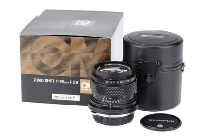 Ein Olympus Zuiko Shift f/2,8 35-mm-Objektiv, schw