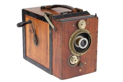 Eine J. Debrie Parvo 35-mm-Handkurbel-Filmkamera, 