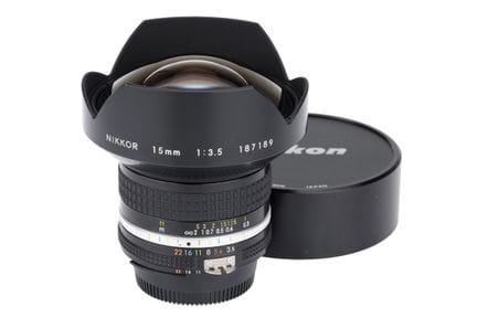 Ein Nikon Ais Nikkor f/3,5 15-mm-Objektiv, schwarz