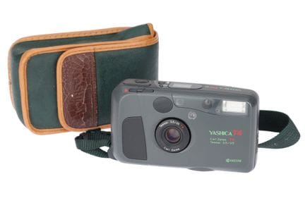 Eine Yashica T4D Safari-Kompaktkamera, 1992, grün,