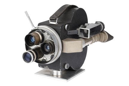Eine Cinephon-35-mm-Handkamera, ab 1940, schwarz, 