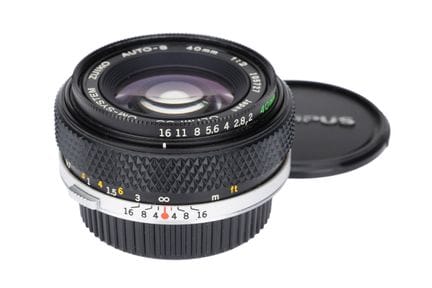 Ein Olympus Zuiko Auto-S f/2 40-mm-Objektiv, schwa