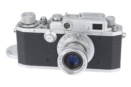 Eine Canon IIb 35-mm-Messsucherkamera, verchromt, 