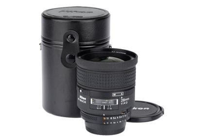 Ein Nikon AF Nikkor D f/1,4 28-mm-Objektiv, schwar