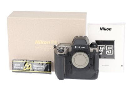 Ein Nikon F5 „50th Anniversary“-Spiegelreflexkamer