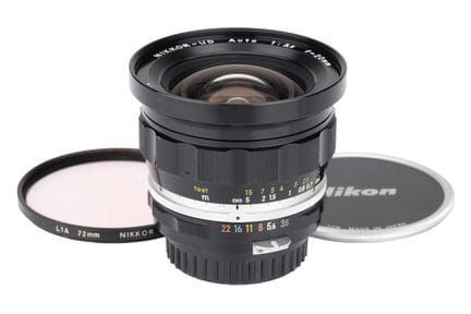 Ein Nikon Nikkor-UD f/3,5 20-mm-Objektiv, schwarz,