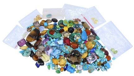 EINE UMFANGREICHE SAMMLUNG VON EDEL- UND HALBEDELS