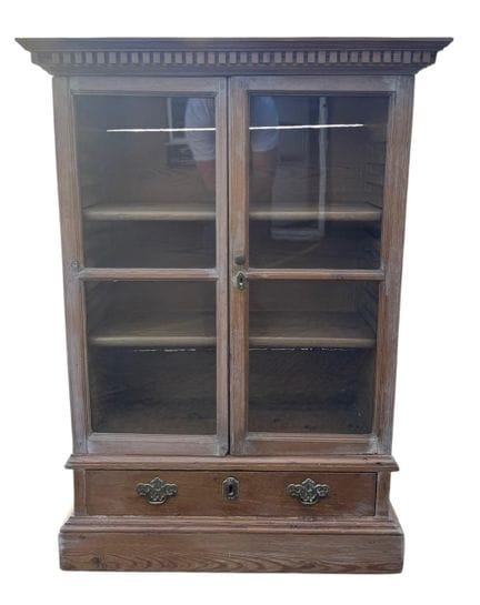 EIN SAMMLERSCHRANK AUS KIEFERNHOLZ AUS DEM 18. JAH