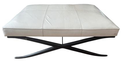 EIN GROSSER, MODERNER OTTOMAN-HOCKER AUS CREMEFARB