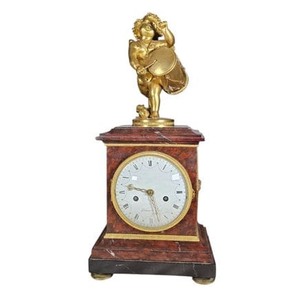 DROUOT À PARIS, EINE KAMINUHR AUS VERGOLDETER BRON