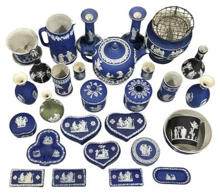 WEDGWOOD, EINE SAMMLUNG VON JASPERWARE-OBJEKTEN AU
