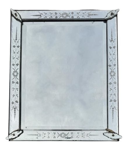 一款维纳斯风格蚀刻玻璃镜
饰有花卉与枝叶图案。
（高 71 厘米 × 宽 52 厘米）