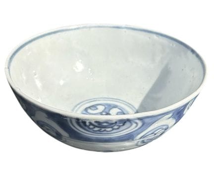 EINE CHINESISCHE BLAU-WEIßE SCHÜSSEL AUS DER MING-