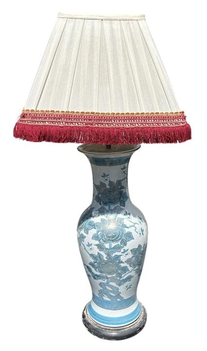EINE TISCHLAMPE AUS DEM 20. JAHRHUNDERT AUS JAPANI