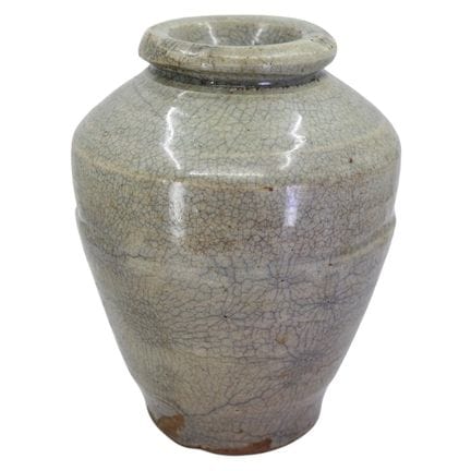 EINE VASE AUS DER CHINESISCHEN MING-DYNASTIE MIT K