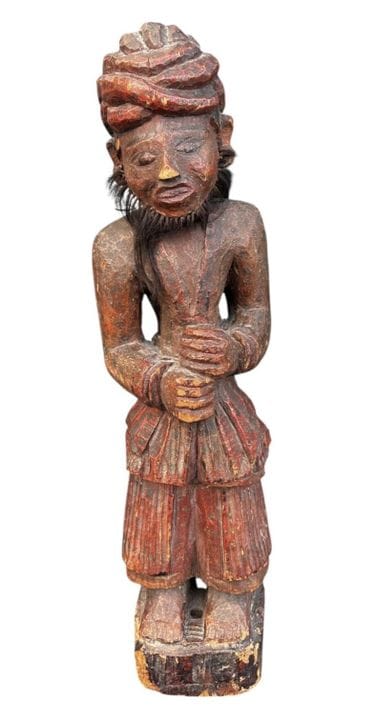 Eine indische Holzschnitzfigur eines Chowkidar/Pah