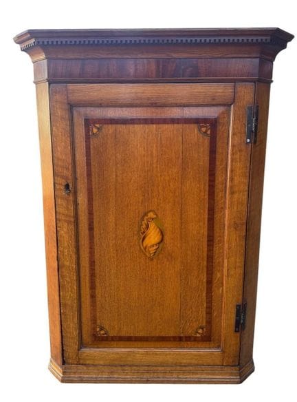 EIN ECK-WANDSCHRANK AUS DEM 18. JAHRHUNDERT, IM ST
