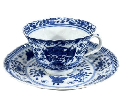 EINE CHINESISCHE BLAU-WEISSE PORZELLANTASSE MIT UN