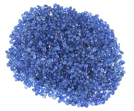 EINE SAMMLUNG VON GESCHLIFFENEN BLAUEN TOPASEN, BL